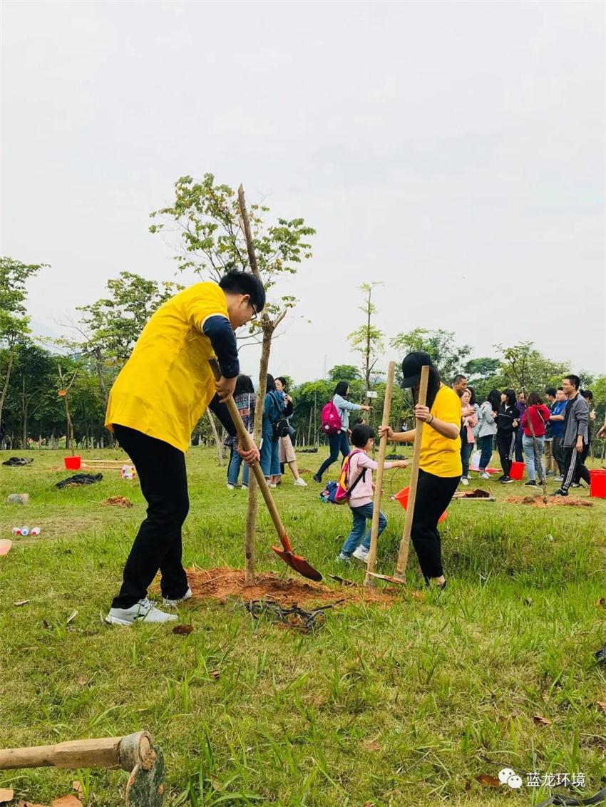 藍(lán)龍環(huán)境2019年松山湖同心林慈善植樹活動(dòng)